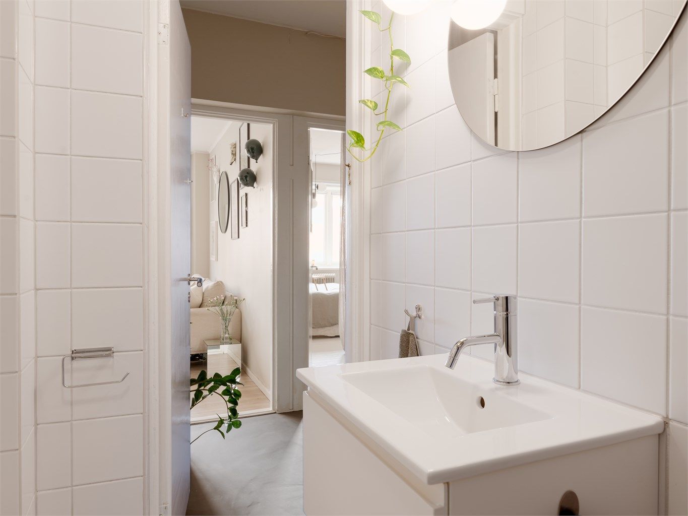 Baderomsinnredningen er fra Vikingbad, med vegghengt servant og et stort rundt speil