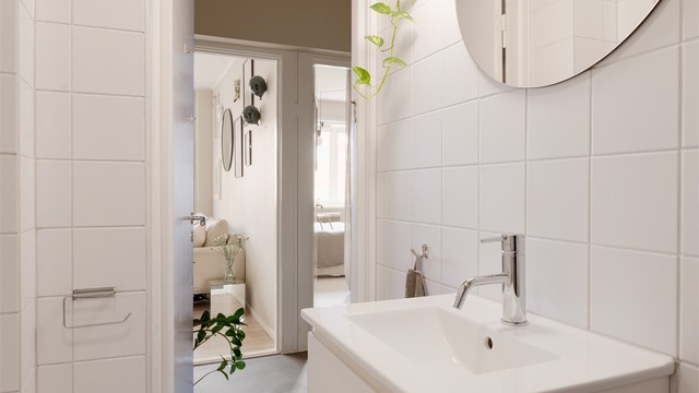 Baderomsinnredningen er fra Vikingbad, med vegghengt servant og et stort rundt speil