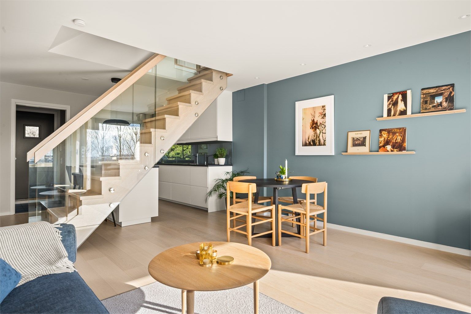 Stuen og kjøkkenet danner et lyst og luftig allrom med gjennomgående parkett og en takhøyde på ca. 2,42 meter.