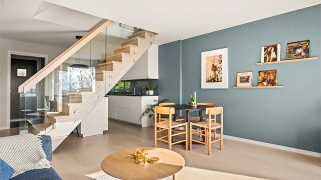 Stuen og kjøkkenet danner et lyst og luftig allrom med gjennomgående parkett og en takhøyde på ca. 2,42 meter.