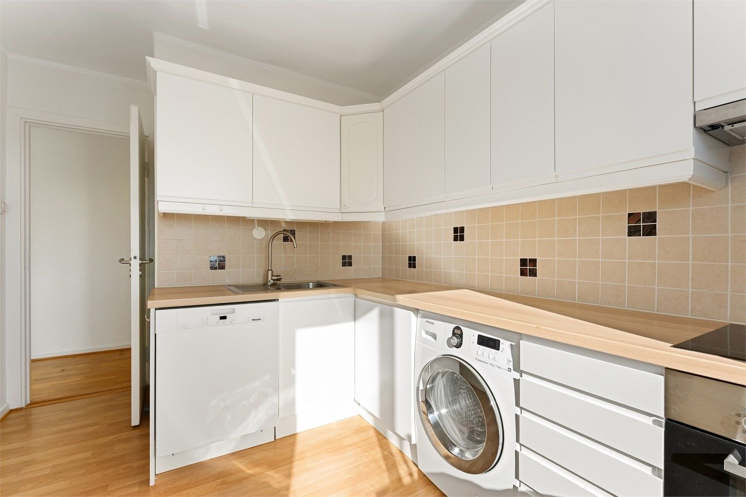 Det er opplegg for både oppvaskmaskin og vaskemaskin på kjøkkenet.