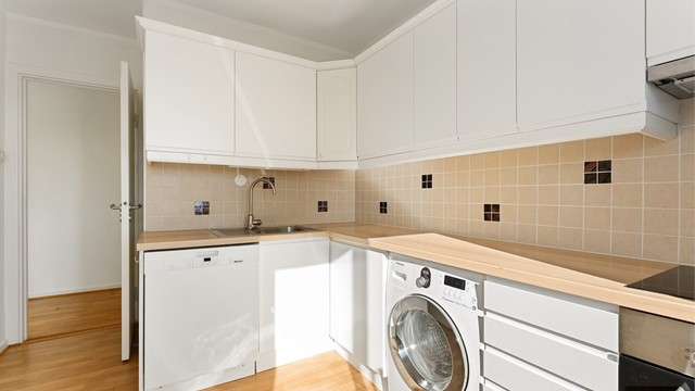 Det er opplegg for både oppvaskmaskin og vaskemaskin på kjøkkenet.