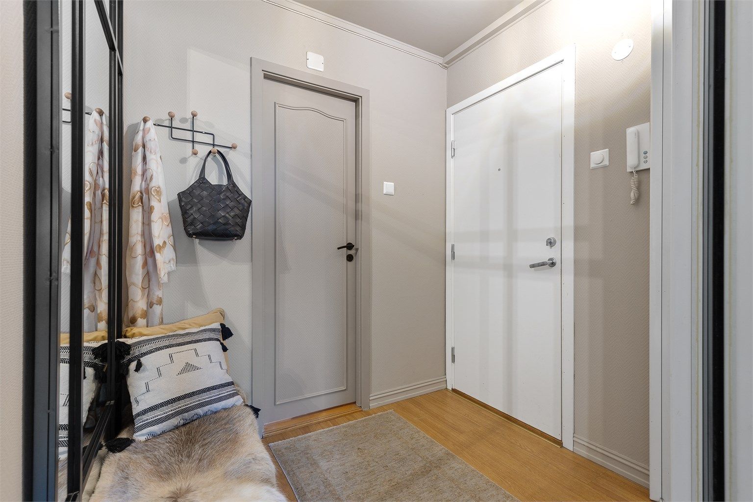 Entré med integrert skyvedørsgarderobe og plass til ekstra kommode eller skap om ønskelig. Fra entreen er det tilgang til kjøkken, stue og toalettrom.