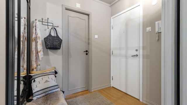 Entré med integrert skyvedørsgarderobe og plass til ekstra kommode eller skap om ønskelig. Fra entreen er det tilgang til kjøkken, stue og toalettrom.