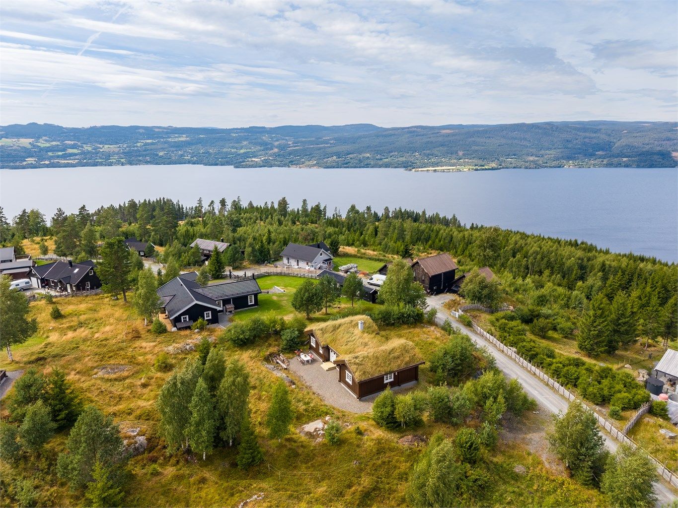 Området ligger kun rundt én times kjøretur fra Oslo, omtrent 35 minutter fra Oslo lufthavn Gardermoen og Hamar, noe som gjør dette til et ideelt sted både for helgeturer og lengre opphold gjennom hele året.