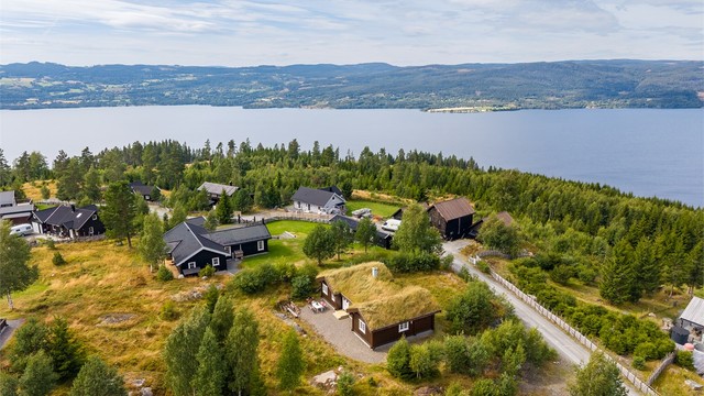 Området ligger kun rundt én times kjøretur fra Oslo, omtrent 35 minutter fra Oslo lufthavn Gardermoen og Hamar, noe som gjør dette til et ideelt sted både for helgeturer og lengre opphold gjennom hele året.