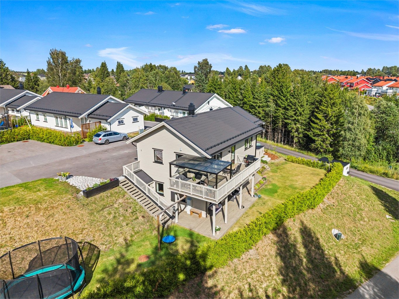 Eiendommen ligger landlig til men også nær Jessheim i barnevennlig område.