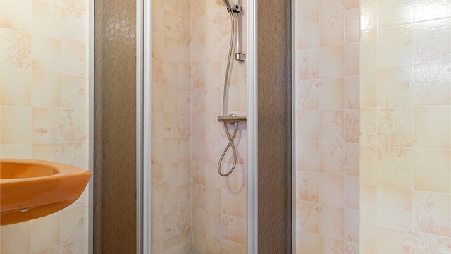 Påbegynt sekundær boenhet (hybel) - Bad fra byggeår med gulvbelegg, gulvvarme og dusjhjørne.