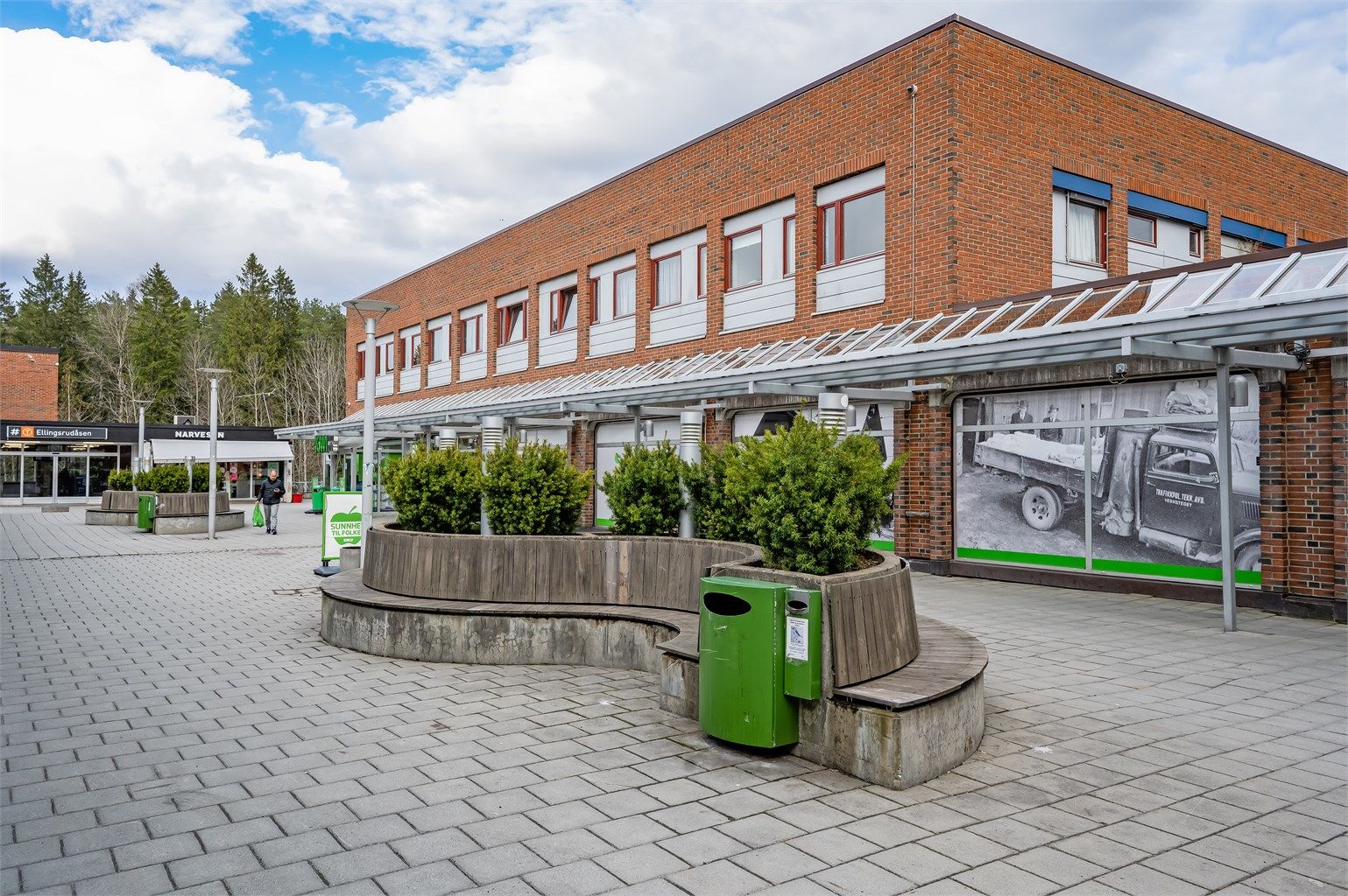 Ellingsrud Senter og Furuset Senter ligger en kort kjøretur unna for et utvidet servicetilbud.