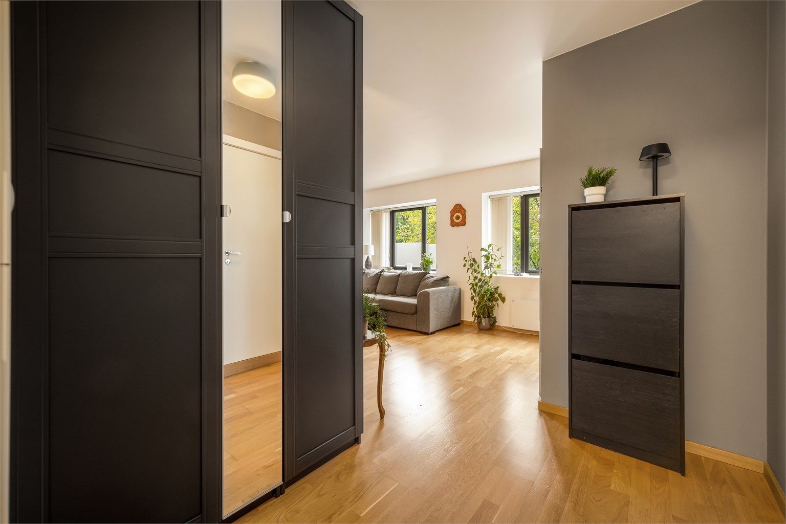 Det første som møter deg er en innbydende entré som setter tonen for resten av boligen. Entréen er romslig med plass til oppbevaring og oppheng av yttertøy og sko, samt et stort garderobeskap med et lite speil.