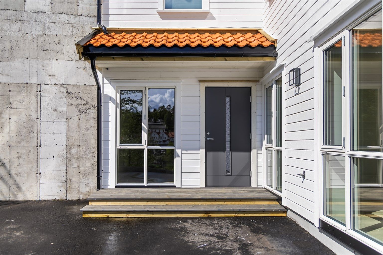 Egen inngang. Det er klargjort med trekkerør for montering av elbillader utenfor. Det er også vannuttak.