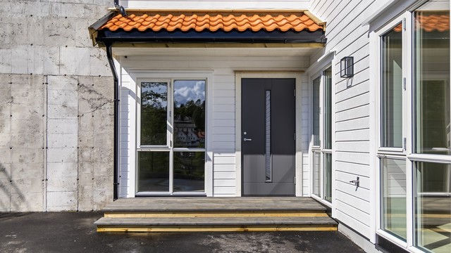 Egen inngang. Det er klargjort med trekkerør for montering av elbillader utenfor. Det er også vannuttak.