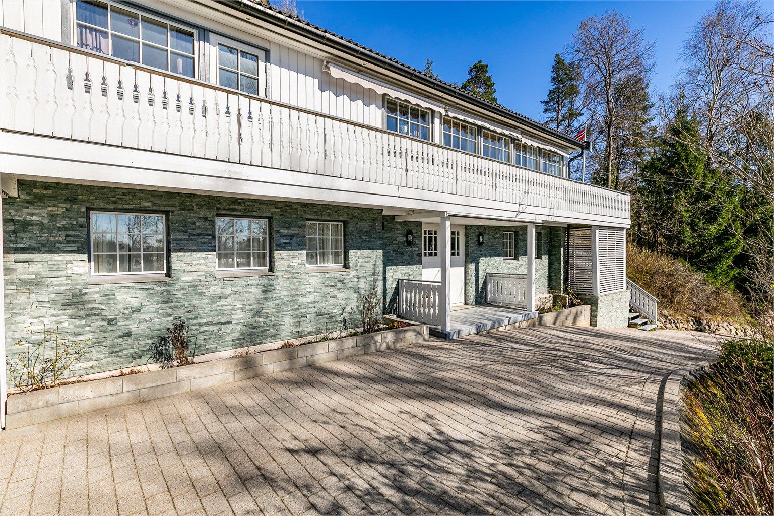 Biloppstillingsmuligheter også på gårdsplassen og i oppkjørselen ned mot Krapfossveien er meget praktisk om du venter besøk av flere.