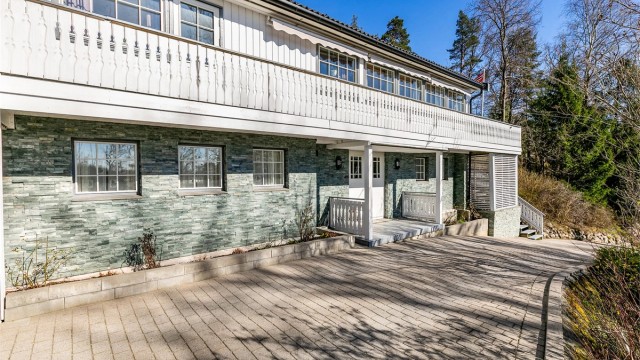 Biloppstillingsmuligheter også på gårdsplassen og i oppkjørselen ned mot Krapfossveien er meget praktisk om du venter besøk av flere.