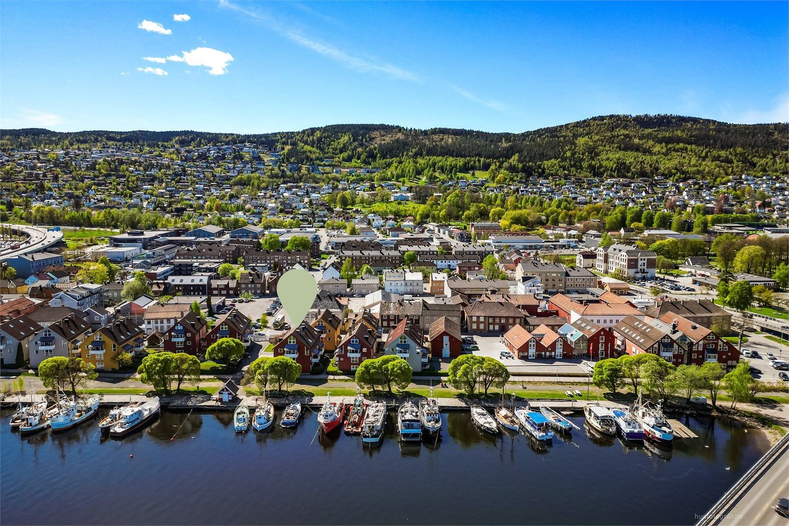 Med Drammen stasjon kun 10 minutters gange unna, er dette en ideell beliggenhet for pendlere.