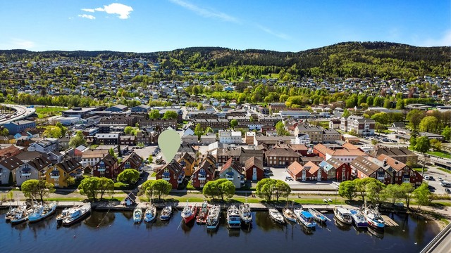 Med Drammen stasjon kun 10 minutters gange unna, er dette en ideell beliggenhet for pendlere.