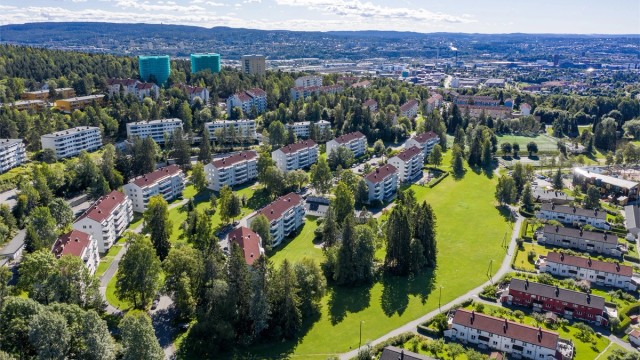 Boligen ligger rett ved store grøntareal, kunstgressbane og badedam