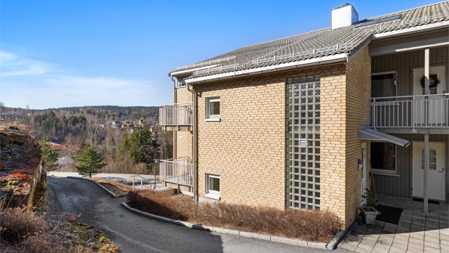 Asfalterte adkomsstier og mulighet for kjøring til inngang ved nødvendig behov