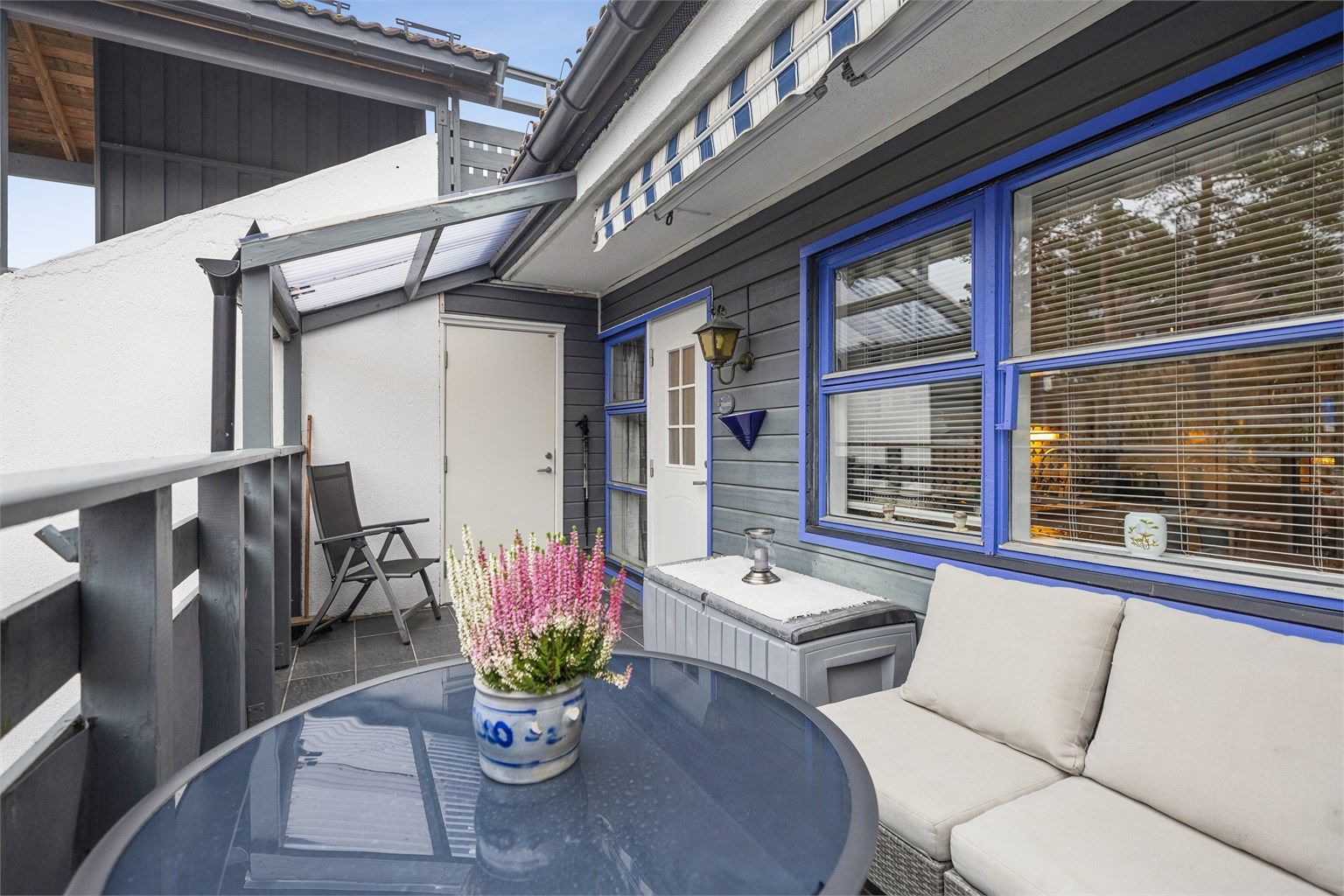 Adkomst til leiligheten via en hyggelig sydvestvendt balkong på 11 kvm.