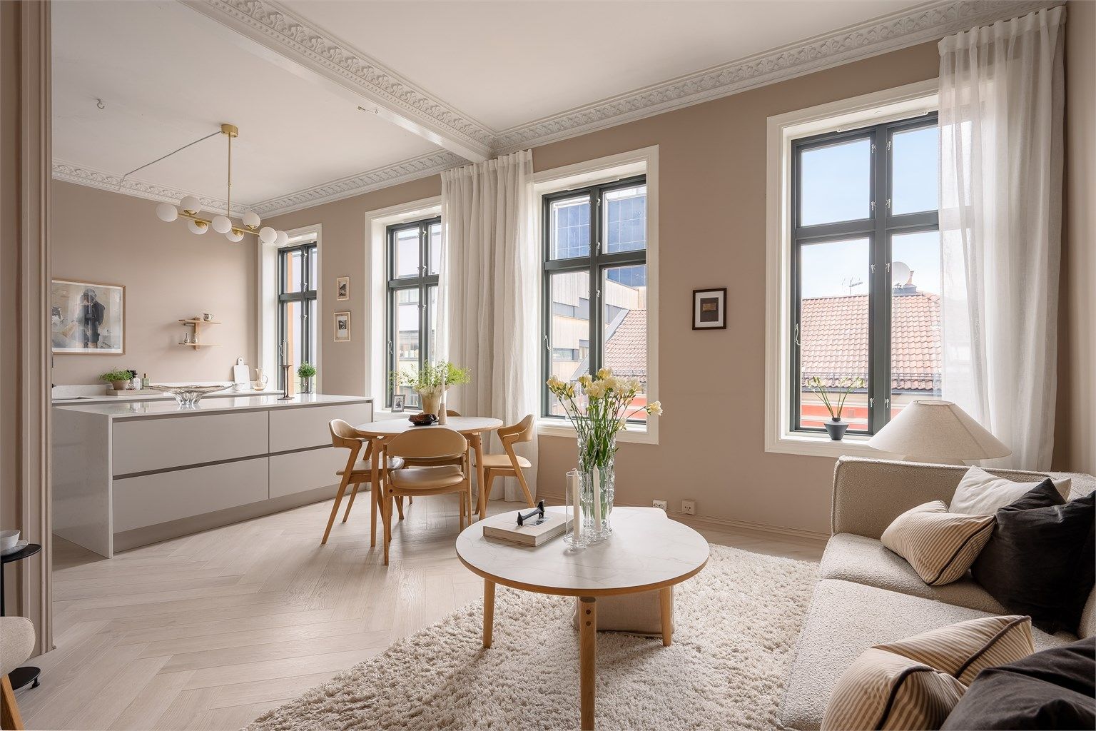 Klassiske detaljer som stukkatur og rosett, sjenerøs takhøyde og dype vinduskarmer kombinert med moderne og delikate løsninger gjør at denne leiligheten er som tatt ut av et interiørblad
