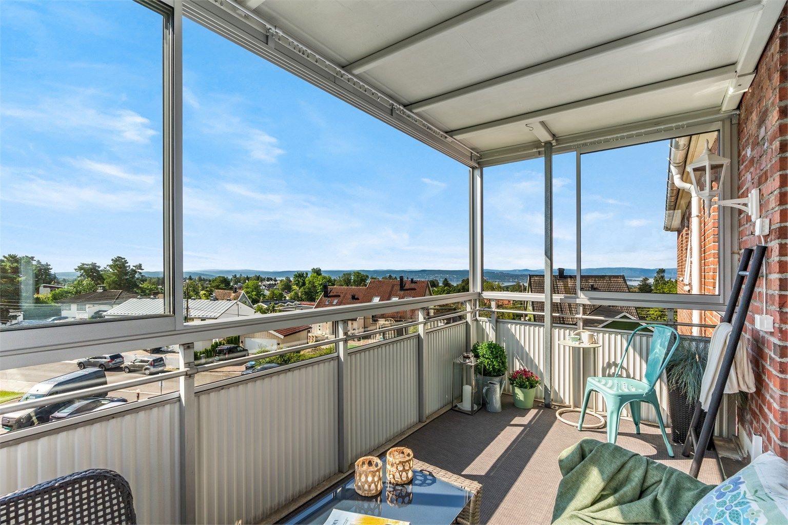 Velkommen til Radarveien 82, en solrik og pen 2-roms hjørneleilighet med flott fjordutsikt - Presentert av Hamdi Kaptan ved Krogsveen. 