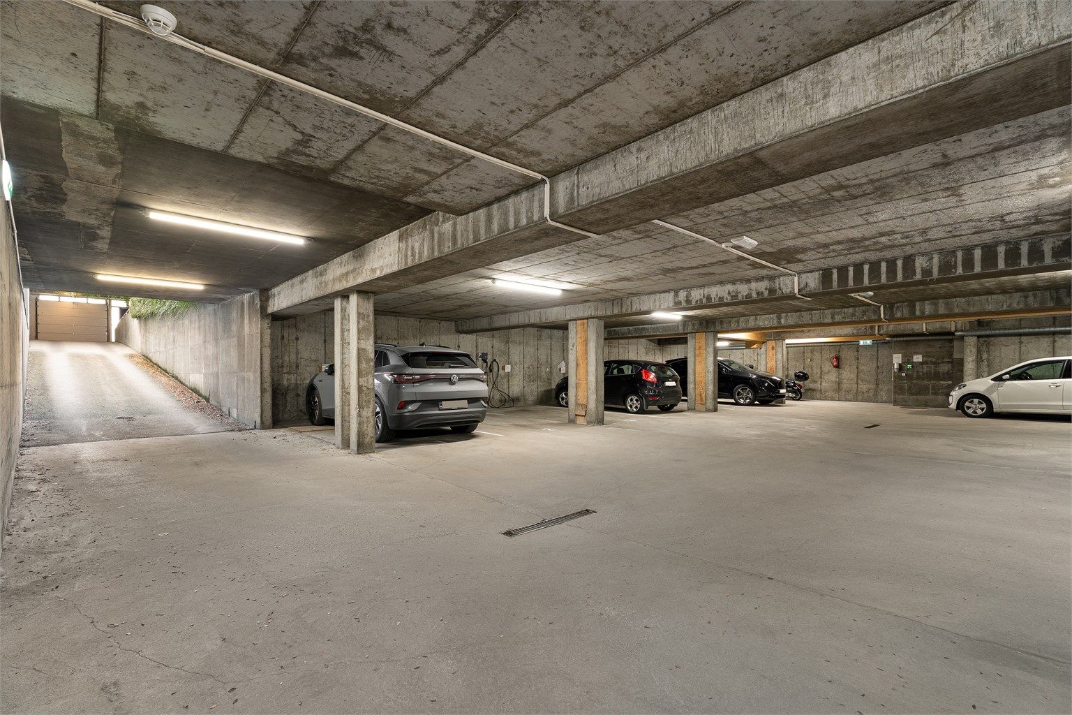 Nåværende eier har leid en p-plass i felles anlegg. P-plassene fordeles etter ansiennitet og koster kr. 1.000,- ekstra i husleie pr. mnd. 