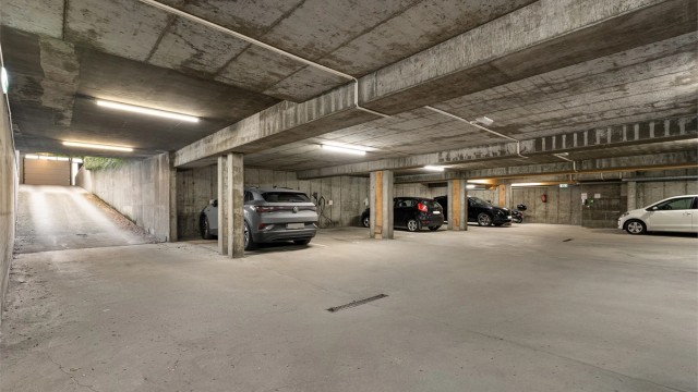 Nåværende eier har leid en p-plass i felles anlegg. P-plassene fordeles etter ansiennitet og koster kr. 1.000,- ekstra i husleie pr. mnd.