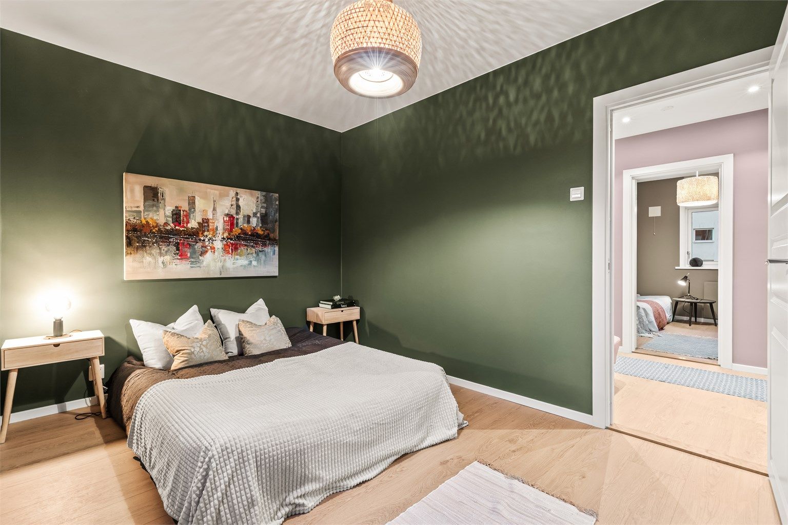 Hovedsoverommet har god plass til dobbeltseng og nattbord.
