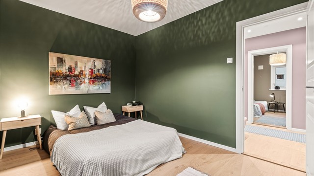 Hovedsoverommet har god plass til dobbeltseng og nattbord.