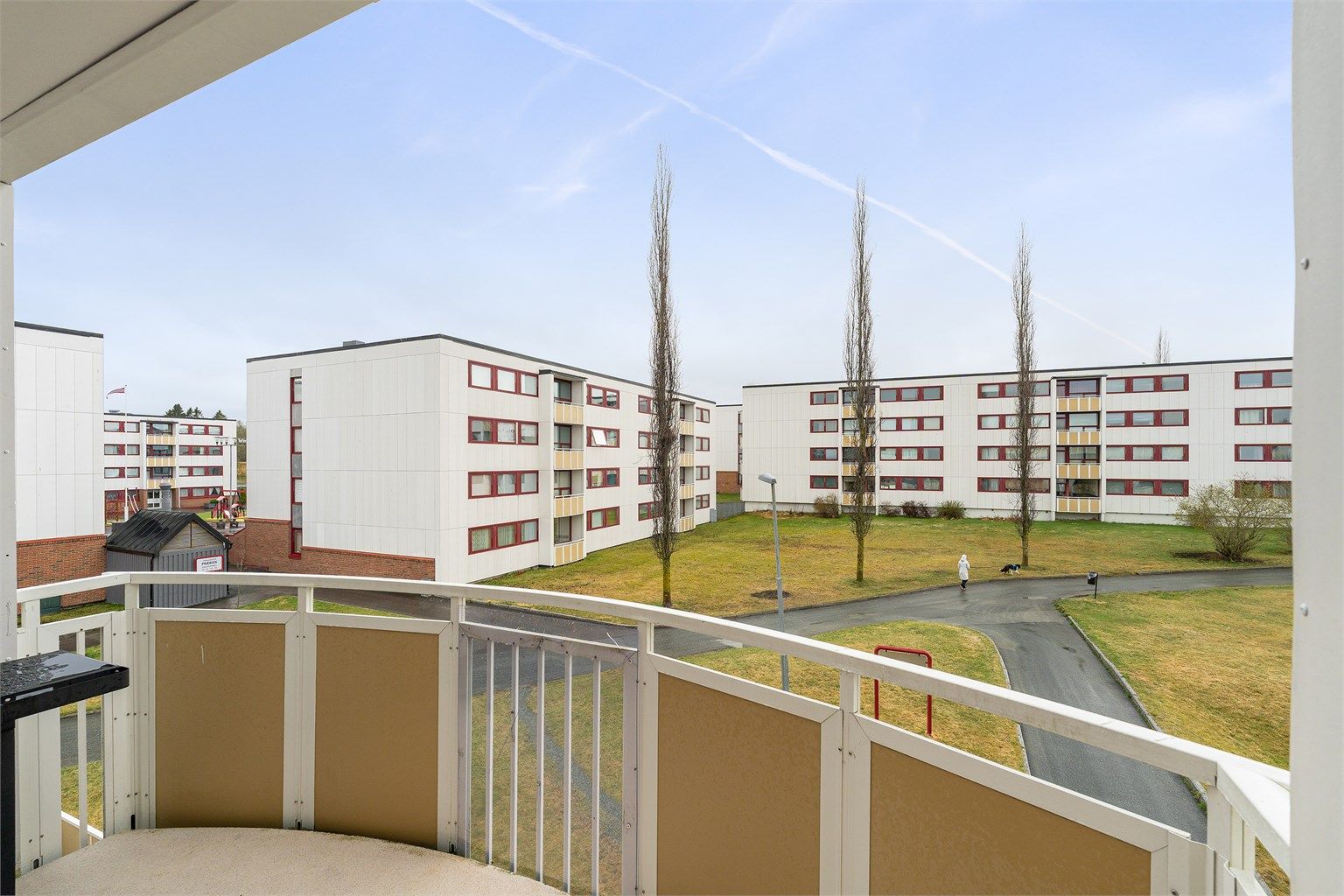 Fra stuen har man direkte utgang til en delvis overbygd balkong på 8 kvm med gode solforhold og god plass til ønsket utemøblement og grill. 
