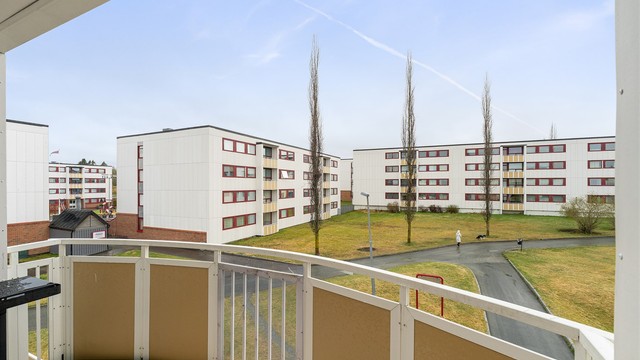 Fra stuen har man direkte utgang til en delvis overbygd balkong på 8 kvm med gode solforhold og god plass til ønsket utemøblement og grill.