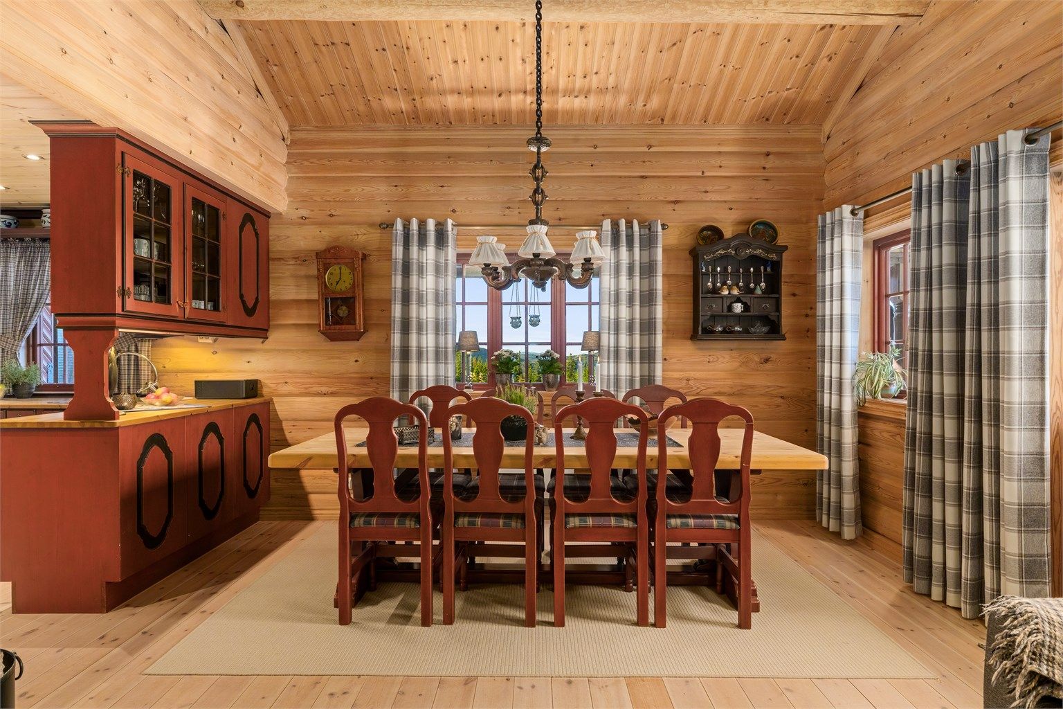 Store vinduer ved spisestuen gir flott utsikt mot de omkransende fjelltoppene.