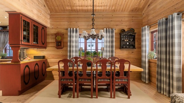 Store vinduer ved spisestuen gir flott utsikt mot de omkransende fjelltoppene.