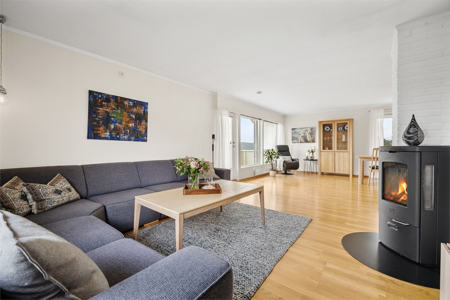Stuen har god plass til en stor sofagruppe og flere møbleringssoner.