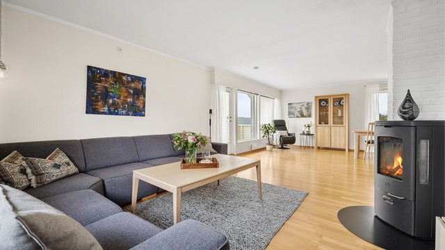 Stuen har god plass til en stor sofagruppe og flere møbleringssoner.