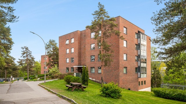 Siden leiligheten inngår i andre etasje er det kun få trinn å gå opp fra hovedinngangen.