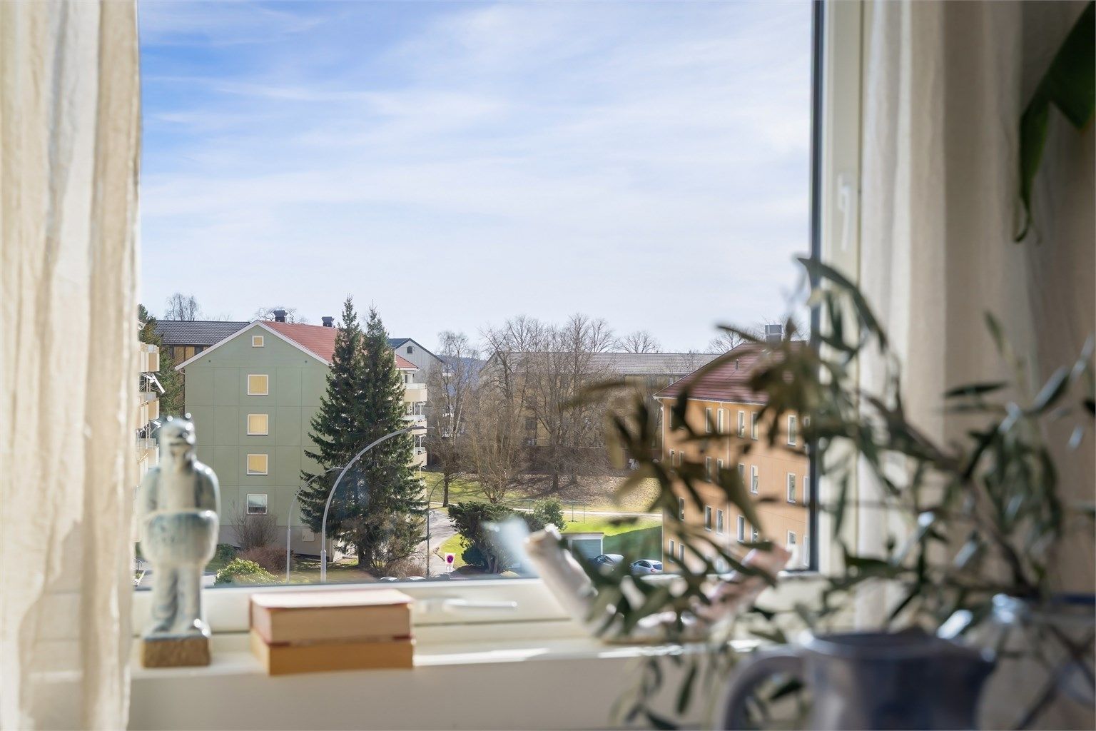 Leiligheten har en meget fin og rolig beliggenhet, omkranset av store grøntarealer