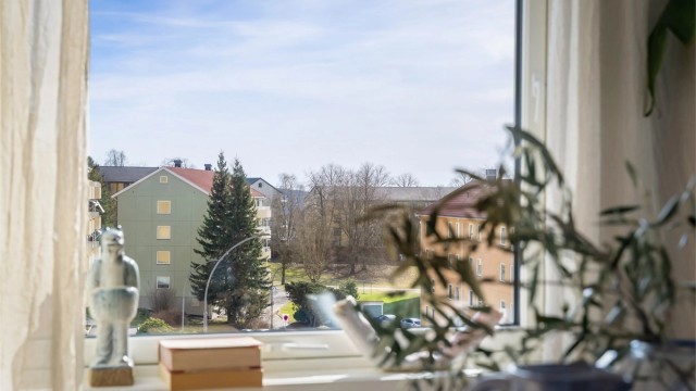 Leiligheten har en meget fin og rolig beliggenhet, omkranset av store grøntarealer