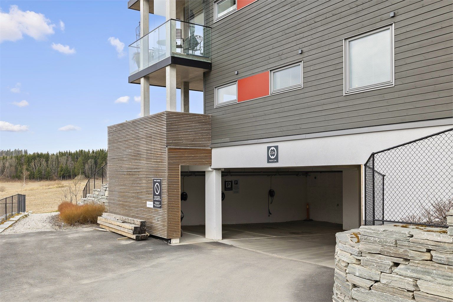 Innkjøring til felles garasje hvor du disponerer egen plass med elbillader.