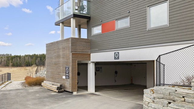Innkjøring til felles garasje hvor du disponerer egen plass med elbillader.