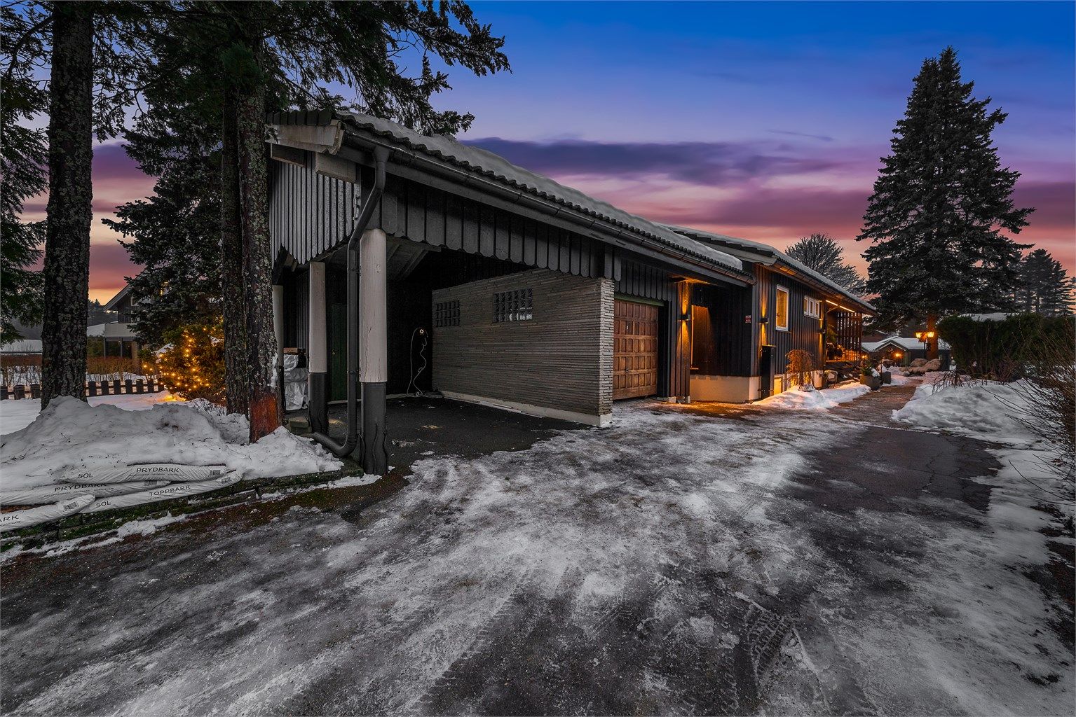 Parkering i garasje, carport og på asfaltert gårdsplass.