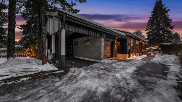Parkering i garasje, carport og på asfaltert gårdsplass.
