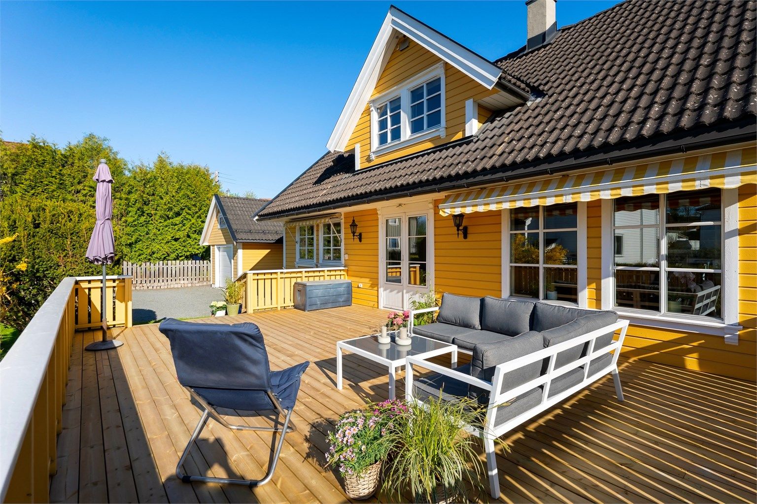 Den store terrassen har rikelig med plass til utemøblement. Godt skjermet med svært gode solforhold