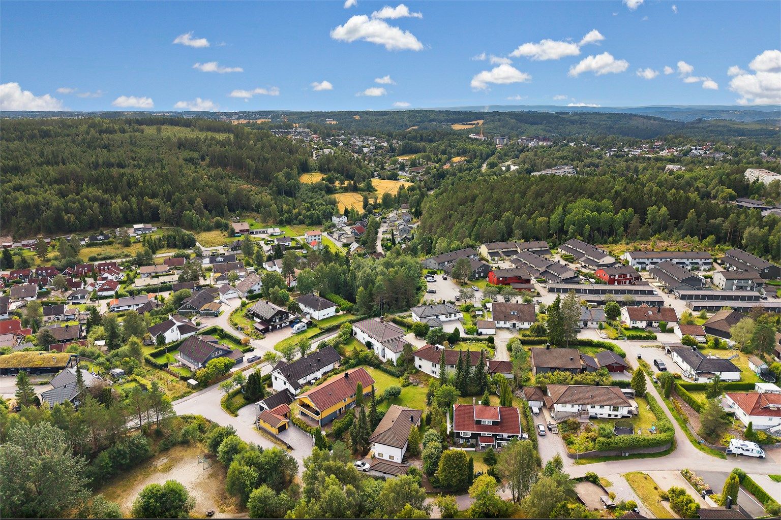 Kort vei til fine turområder i Sørmarka og togforbindelse fra Vevelstad stasjon.