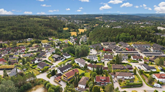 Kort vei til fine turområder i Sørmarka og togforbindelse fra Vevelstad stasjon.