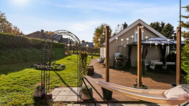 Skjermet og koselig hage flere hyggelige sitteplasser.