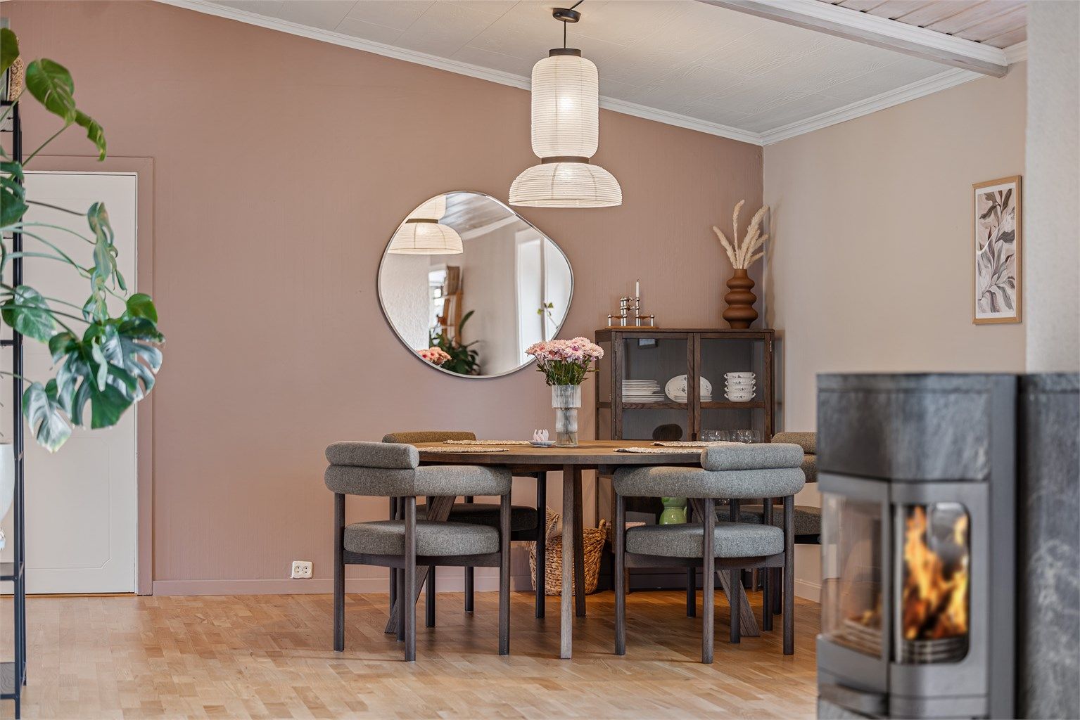 Peisovnen gir både varme og hygge til stue og spisestue.