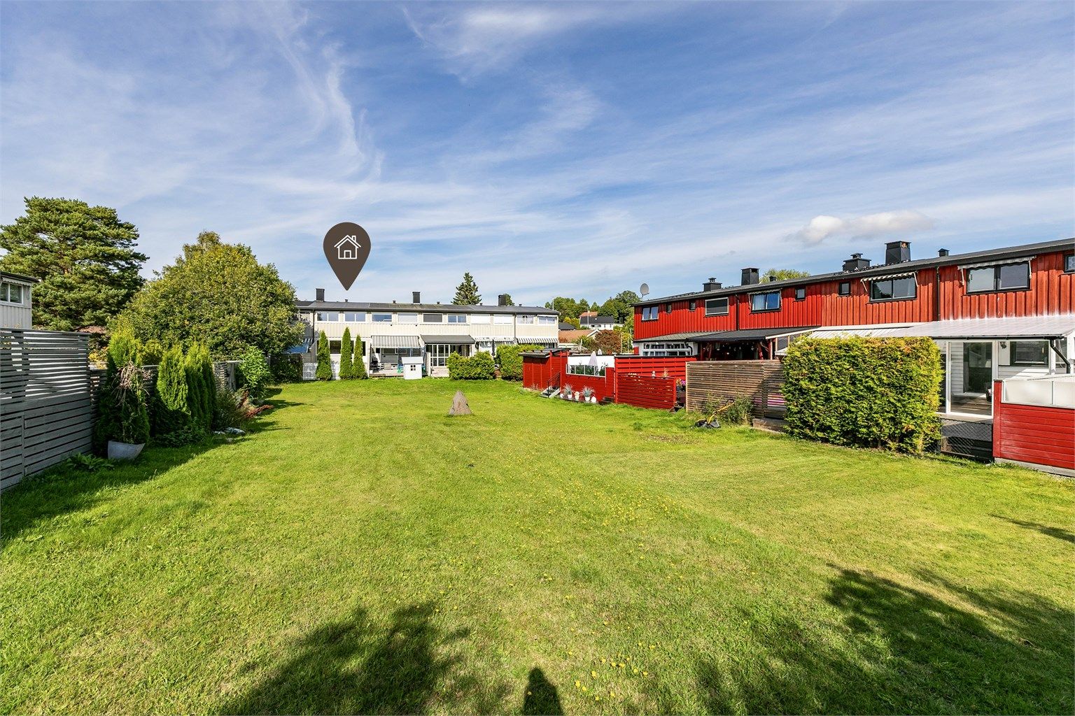 Store grøntarealer med masse tumleplass omgir rekkehusene på Ørejordet.