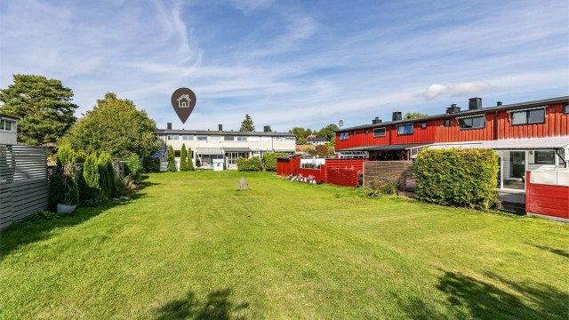 Store grøntarealer med masse tumleplass omgir rekkehusene på Ørejordet.