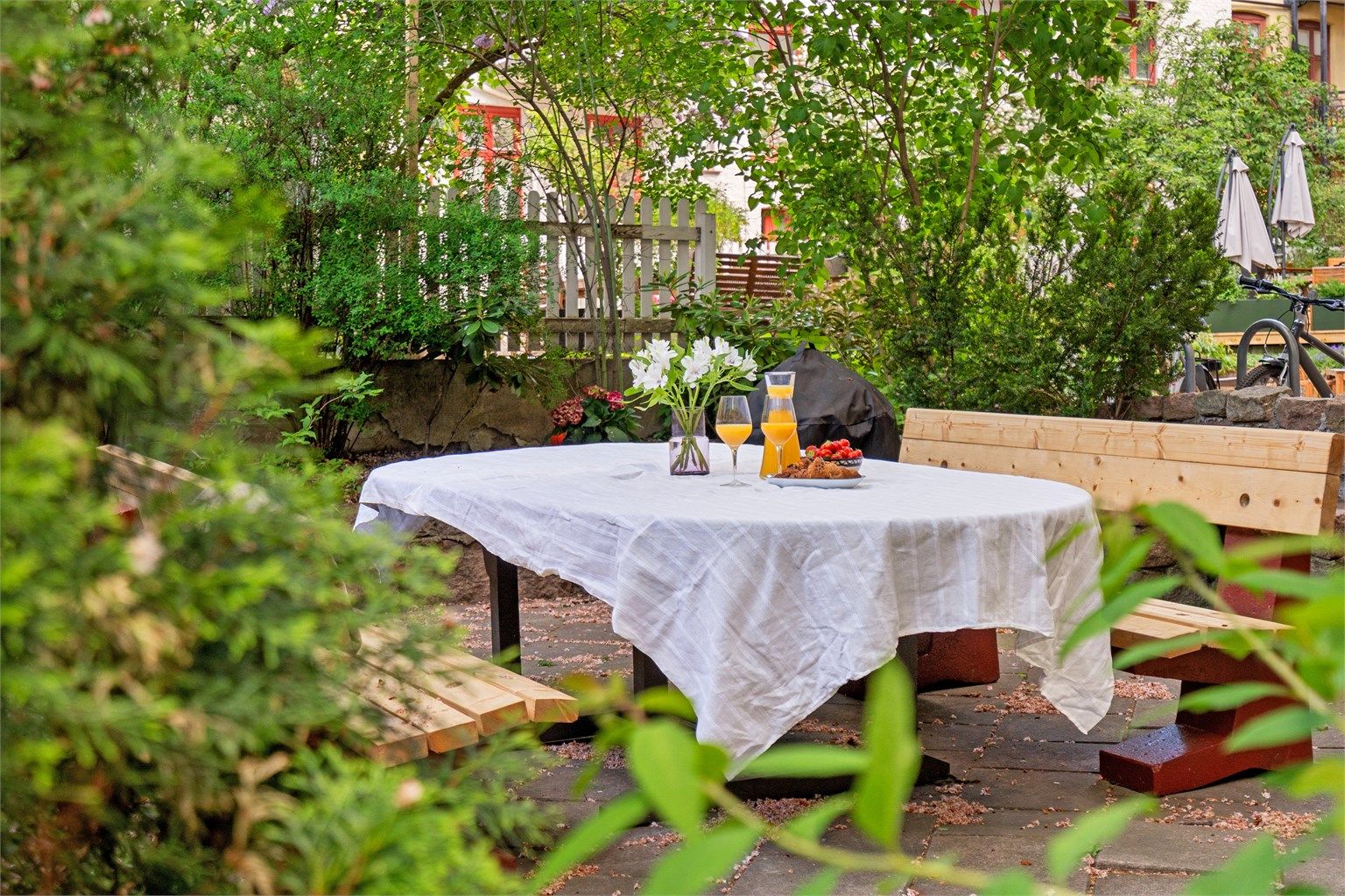 Sameiet har en nydelig bakgård med hyggelig sittegruppe. Foto: Casp.